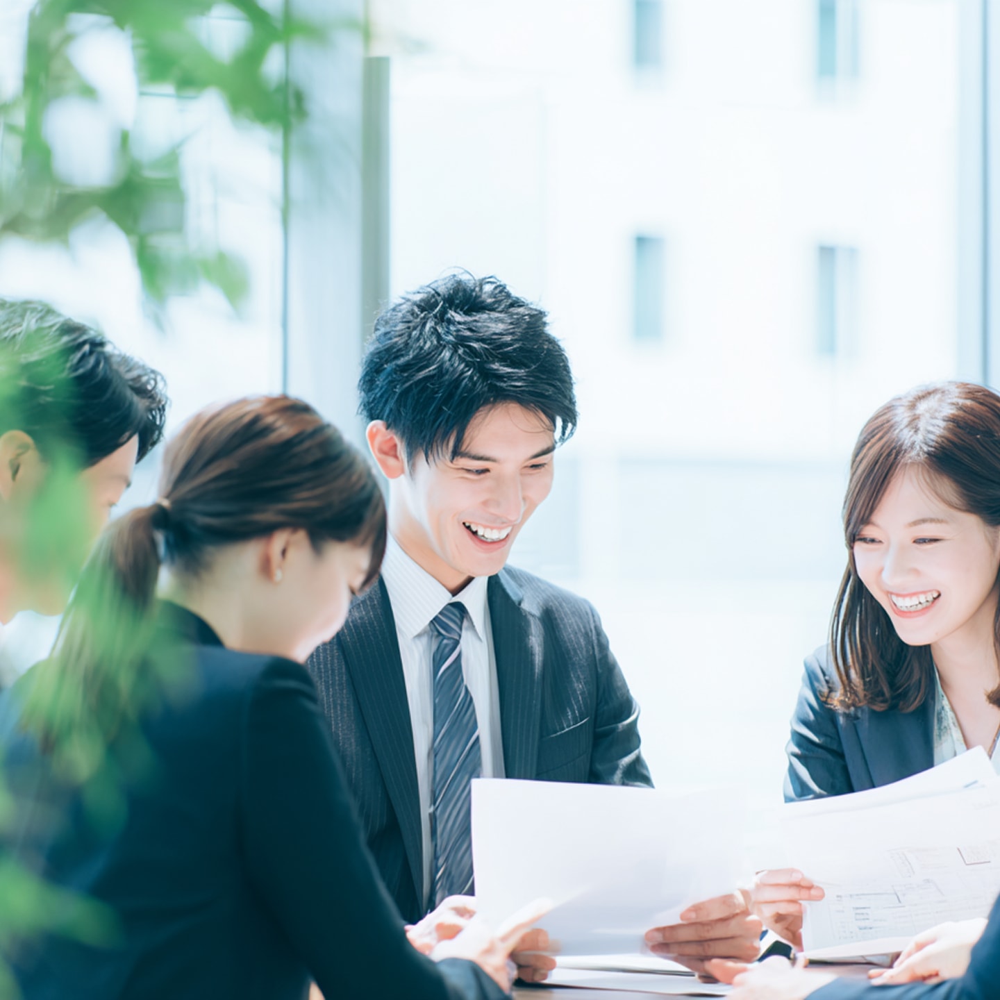 若手が楽しそうにミーティングをしている様子